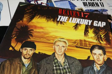 Viersen, Almanya - 9 Mayıs. 2023: İngiliz synth pop grubu Heaven 17 'nin kapanışı 1983' teki Luxury Gap albümünü kapsıyor