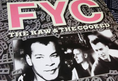 Viersen, Almanya - 9 Mayıs. 2023: İngiliz grup Fine Young Cannibals 'ın yakın plan albümü 1989' dan kalma çiğ ve pişmiş albüm kapağı