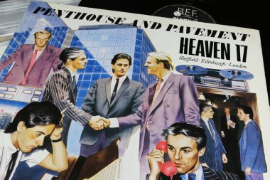 Viersen, Almanya - 9 Mayıs. 2023: İngiliz synth pop grubu Heaven 17 vinil albüm kapağı Penthouse ve Pavement 1981