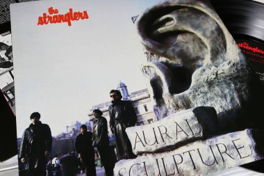 Viersen, Almanya - 9 Mayıs. 2023: İngiliz punk rock grubu The Stranglers 'ın 1984' teki Aural Sculpture albümünün kapağı