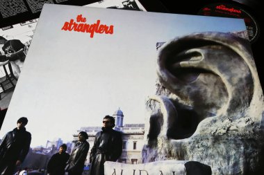 Viersen, Almanya - 9 Mayıs. 2023: İngiliz punk rock grubu The Stranglers 'ın 1984' teki Aural Sculpture albümünün kapağı