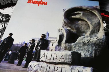 Viersen, Almanya - 9 Mayıs. 2023: İngiliz punk rock grubu The Stranglers 'ın 1984' teki Aural Sculpture albümünün kapağı