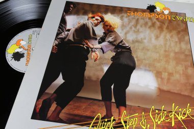 Viersen, Almanya - 9 Mayıs. 2023: İngiliz yeni dalga grubu Thompson Twins 'in kapağı 1983' ten kalma hızlı adım ve yan tekme