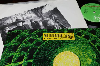 Viersen, Almanya - 9 Mayıs. 2023: Alman psychedelic rock grubu Multicoloured Shades Vinil albüm kapağı 1987 'den Sundome City Çıkış
