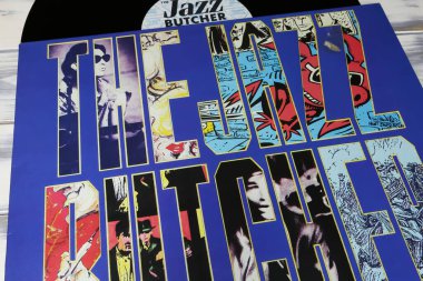 Viersen, Almanya - 9 Mayıs. 2023: İngiliz indie pop grubunun yakın çekimi The Jazz Butcher vinil albüm kapağı 1987 'den Büyük Sorular