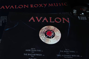 Viersen, Almanya - 9 Mayıs. 2023: Roxy Müzik Grubu 'nun kapanışı Vinil albüm kapağı Avalon