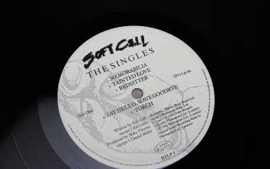 Viersen, Almanya - 9 Mayıs. 2023: İngiliz elektronik pop ikilisi Soft Cell 'in hit single' lı plak albümü