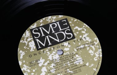 Viersen, Almanya - 9 Mayıs. 2023: Bir zamanlar Simple Minds müzik grubu vinil albüm şirketinin kapanışı