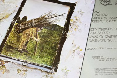 Viersen, Almanya - 9 Mayıs. 2023: Led Zeppelin bandının yakın plan albümü 4. albüm kapağı Stairway to Heaven 1971