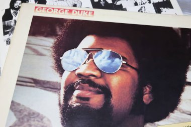 Viersen, Almanya - 9 Mayıs. 2023: Şarkıcı George Duke 'un kapanışı Vinil albüm kapağı Brezilyalı Love Affair