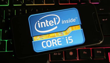 Viersen, Almanya - 4 Ocak. 2024: Bilgisayar klavyesinde işlemci Intel çekirdek i5 logosu olan cep telefonunun kapatılması