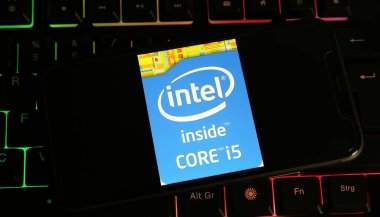Viersen, Almanya - 4 Ocak. 2024: Bilgisayar klavyesinde işlemci Intel çekirdek i5 logosu olan cep telefonunun kapatılması