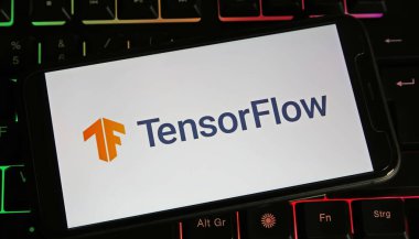 Viersen, Almanya - 4 Ocak. 2024: Bilgisayar klavyesinde Tensorflow logosu olan akıllı telefonun kapatılması