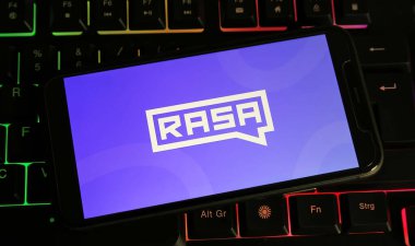 Viersen, Almanya - 4 Ocak. 2024: Bilgisayar klavyesinde Rasa 'nın logosu olan akıllı telefonun kapatılması