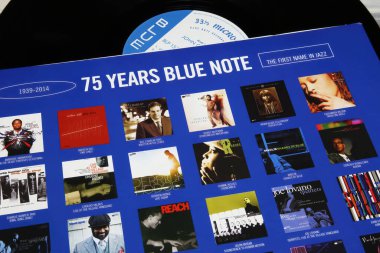 Viersen, Almanya - 9 Mayıs. 2023: Blue Note etiket koleksiyonunun Jazz müzik albümüyle birlikte vinil plak kapağının kapatılması