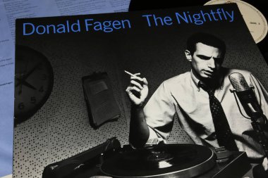 Viersen, Almanya - 9 Mayıs. 2023: 1982 'den şarkıcı Donald Fagen The Nightfly' nin vinil albüm kapağının kapağı