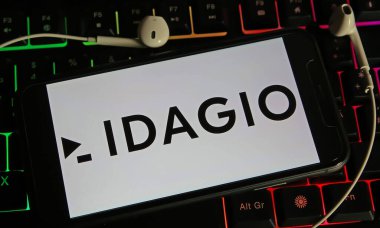 Viersen, Almanya - 9 Ocak. 2024: PC klavyesindeki akıllı telefonun Idagio klasik müzik yayın servisinin logosu ile kapatılması