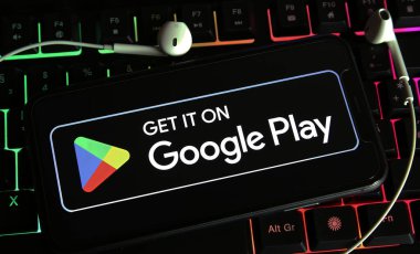 Viersen, Almanya - 9 Ocak. 2024: Google Play mulltimedia uygulamasının logo harfleriyle bilgisayardaki akıllı telefonun kapatılması