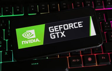 Viersen, Almanya - 9 Ocak. 2024: Nvidia Geforce GTX GPU logolu akıllı telefonun bilgisayar klavyesinde kapatılması