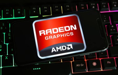 Viersen, Almanya - 9 Ocak. 2024: Pc klavyesinde Radeon Grafik GPU logolu akıllı telefonun kapatılması