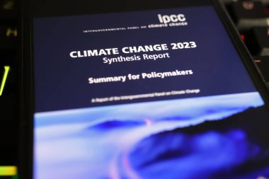 Viersen, Almanya - 9 Ocak. 2024: PCC 2023 ile cep telefonu ekranının kapatılması, hükümetler arası iklim değişikliği paneli