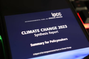 Viersen, Almanya - 9 Ocak. 2024: PCC 2023 ile cep telefonu ekranının kapatılması, hükümetler arası iklim değişikliği paneli