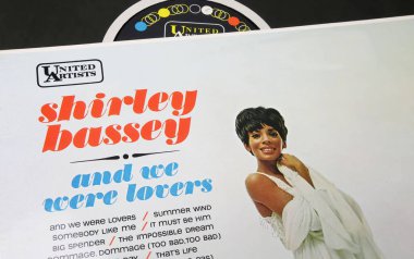 Viersen, Almanya - 9 Mayıs. 2023: Şarkıcı Shirley Bassey 'in kapağı ve 1967' den beri sevgiliydik