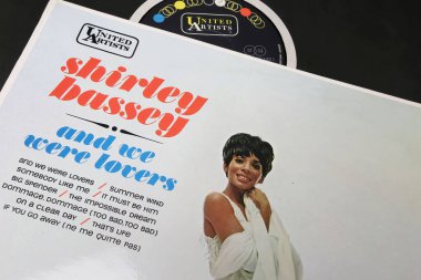Viersen, Almanya - 9 Mayıs. 2023: Şarkıcı Shirley Bassey 'in kapağı ve 1967' den beri sevgiliydik