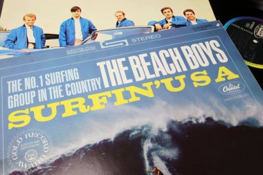 Viersen, Almanya - 9 Mayıs. 2023: Beach Boys müzik grubunun kapak albümü Surfin USA