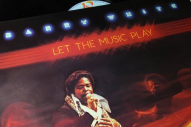 Viersen, Almanya - 9 Mayıs. 2023: Soul şarkıcısı Barry White 'ın kapanışı Vinil albüm kapağı 1976' dan müzik çalsın