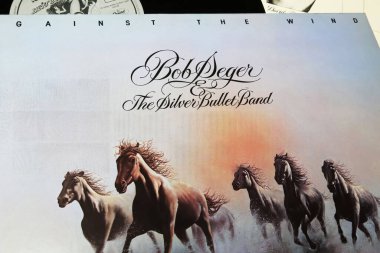 Viersen, Almanya - 9 Mayıs. 2023: Rock şarkıcısı Bob Seger 'in 1980' deki rüzgara karşı vinil albüm kapağı