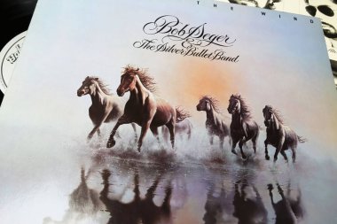 Viersen, Almanya - 9 Mayıs. 2023: Rock şarkıcısı Bob Seger 'in 1980' deki rüzgara karşı vinil albüm kapağı