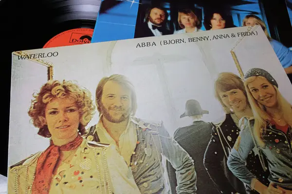 Viersen, Almanya - 9 Mayıs. 2023: İsveçli ABBA müzik grubu vinil albüm kapağı Waterloo 1974