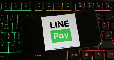 Viersen, Almanya - 9 Ocak. 2024: PC klavyesinde Line Pay cüzdan servisinin logosuyla akıllı telefonun kapatılması