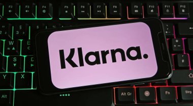 Viersen, Almanya - 9 Ocak. 2024: PC klavyesinde Klarna harflerinin logosuyla akıllı telefonun kapatılması