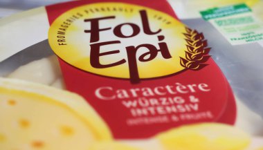 Viersen, Almanya - 9 Ocak. 2024: Paket Fol Epi Caractere Fransız peyniri dilimleri