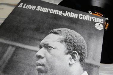 Viersen, Almanya - 9 Ocak. 2023: Caz saksafoncusu John Coltrane 'in 1965' ten beri en çok satan klasik albüm kapağı A Love Supreme