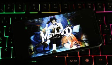 Viersen, Almanya - 9 Ocak. 2024: PC klavyesinde Metaphor de Fantazio oyununun logosuyla akıllı telefonun kapatılması