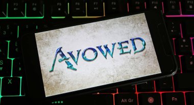 Viersen, Almanya - 9 Ocak. 2024: Bilgisayar klavyesindeki akıllı telefonun Avowe oyunu logosu ile kapatılması