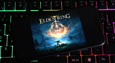 Viersen, Almanya - 9 Ocak. 2024: PC klavyesinde Elden Ring oyununun logosuyla akıllı telefonun kapatılması
