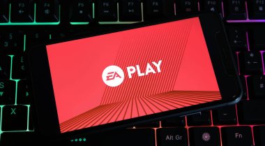Viersen, Almanya - 9 Ocak. 2024: Bilgisayardaki akıllı telefonun video oyunu servisi EA Play 'in logo harfleriyle kapatılması