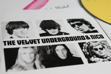 Viersen, Almanya - 9 Ocak. 2024: Andy Warhol 'un hazırladığı The Velvet Underground ve Nico albüm kapağının kapağı