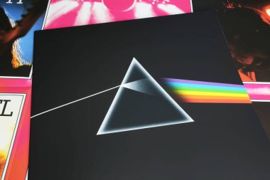 Viersen, Almanya - 9 Ocak. 2024: Pink Floyd 'un en çok satan albüm vinil plak kapağı 1973' ten beri Ay 'ın karanlık yüzünü kapsıyor (merkeze odaklan)