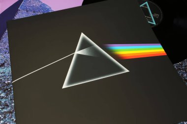 Viersen, Almanya - 9 Ocak. 2024: Pink Floyd 'un en çok satan albüm vinil plak kapağı 1973' ten bu yana ayın karanlık yüzünü kaplıyor