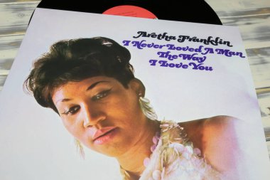 Viersen, Almanya - 9 Ocak. 2024: 1967 'den Aretha Franklin plak kapağı I Never Loved A Man the Way I Love You