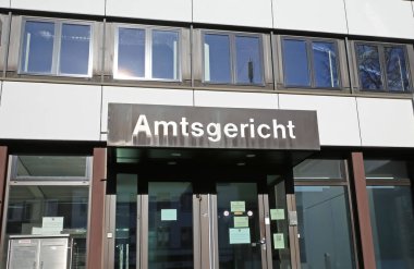 Viersen NRW, Almanya - 28 Ocak. 2024: Kinetik sanat heykeli olan şehir parkı Optimus 2, Gunter Haese 'den, bölge yönetimi binaları