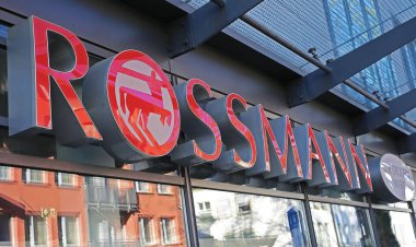 Viersen NRW, Almanya - 28 Ocak. 2024: Kinetik sanat heykeli olan şehir parkı Optimus 2, Gunter Haese 'den, bölge yönetimi binaları