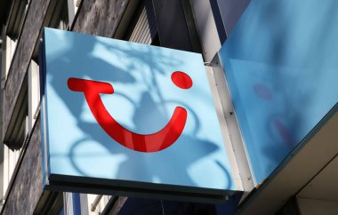 Viersen NRW, Almanya - 28 Ocak. 2024: TUI logo seyahat şirketinin yerel ofis acentesindeki kapanışı
