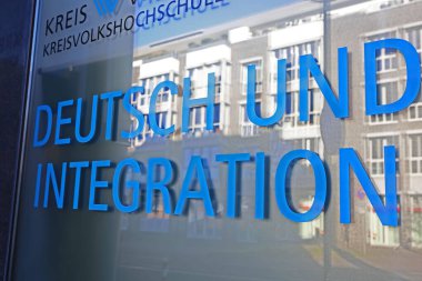 Viersen, Almanya - 9 Ocak. 2024: Yetişkin Eğitim Merkezi VHS 'sinde sığınmacılara yönelik Almanca ve entegrasyon kurslarını imzalayın