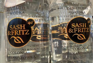 Viersen, Almanya - 9 Ocak. 2024: Alman süpermarketinin rafında Sash ve Fritz Alman votkalarının yakınlaştırılması
